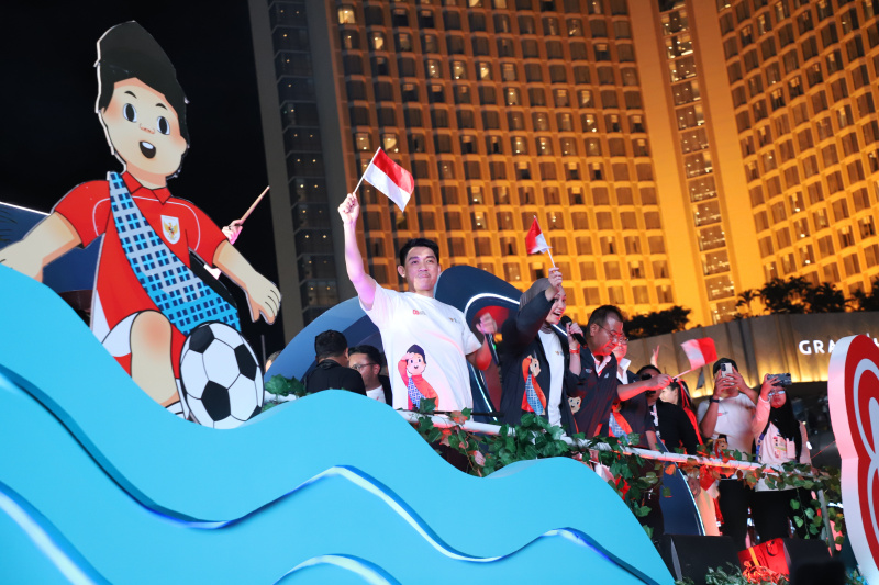 Warga sedang antusias melihat mobil hias karnaval kemerdekaan di bunderan HI (Ashar/SinPo.id)