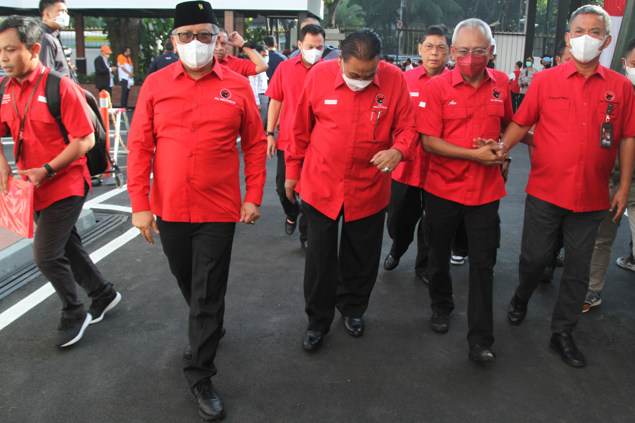 Sekretaris Bambang Muryanto dan Ketua KPU Hasyim Asy'ari di Kantor KPU (Ashar/SinPo.id)