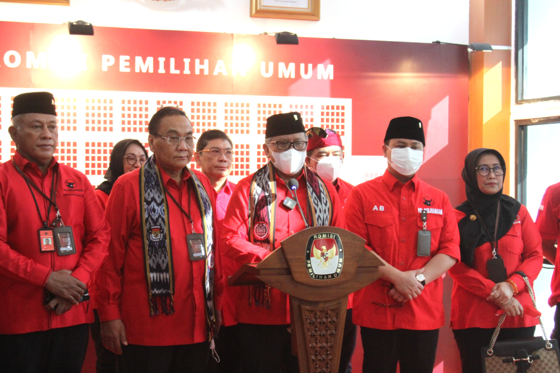 Sekretaris Bambang Muryanto dan Ketua KPU Hasyim Asy'ari di Kantor KPU (Ashar/SinPo.id)