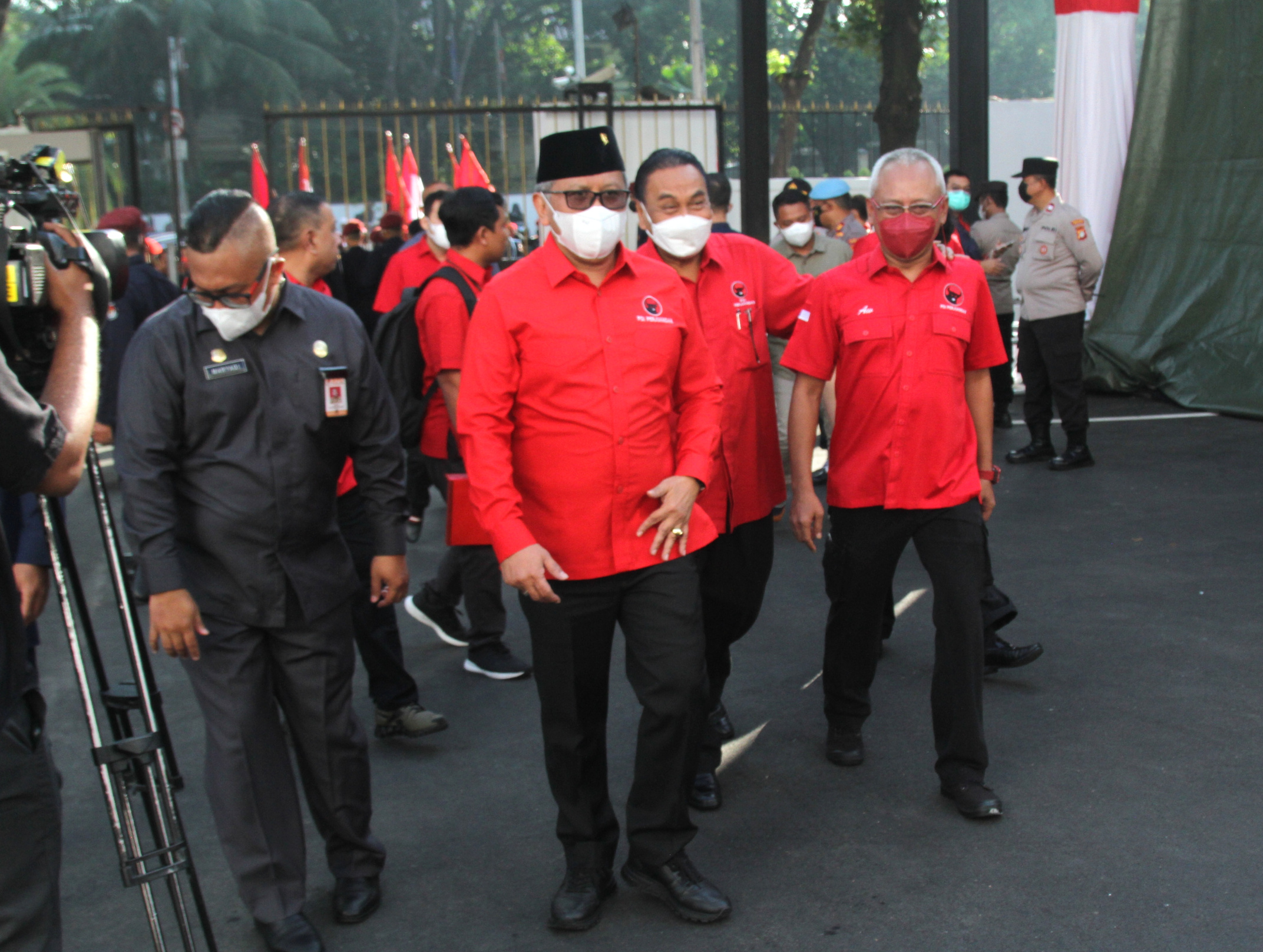 Sekretaris Bambang Muryanto dan Ketua KPU Hasyim Asy'ari di Kantor KPU (Ashar/SinPo.id)