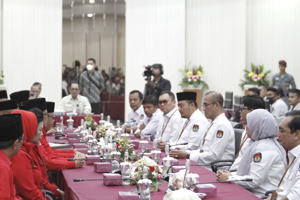 PDIP mendaftarkan kadernya Bacaleg DPR RI di KPU RI (Ashar/SinPo.id)