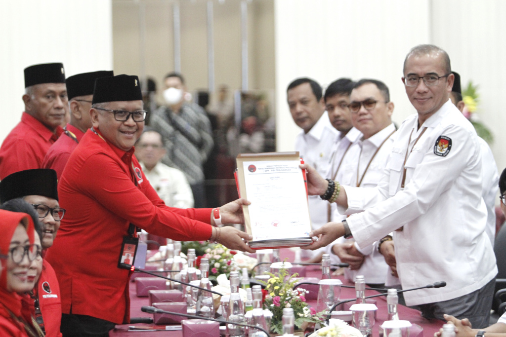 PDIP mendaftarkan kadernya Bacaleg DPR RI di KPU RI (Ashar/SinPo.id)