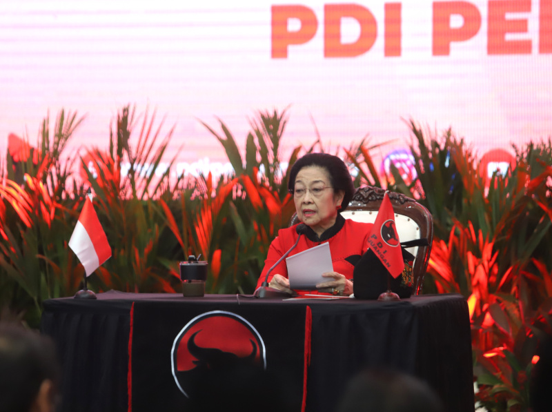 Ketua Umum PDIP Megawati Soekarnoputri resmi mengusung Andika Prakasa di Cawagub Jawa Tengah di Pilkada 2024 (Ashar/SinPo.id)