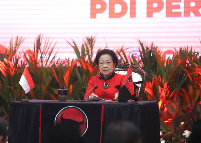 Ketua Umum PDIP Megawati Soekarnoputri resmi mengusung Andika Prakasa di Cawagub Jawa Tengah di Pilkada 2024 (Ashar/SinPo.id)