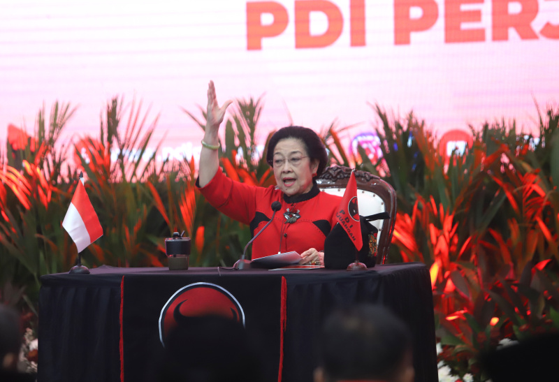 Ketua Umum PDIP Megawati Soekarnoputri resmi mengusung Andika Prakasa di Cawagub Jawa Tengah di Pilkada 2024 (Ashar/SinPo.id)