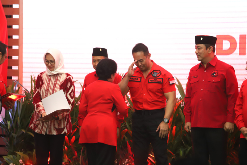 Ketua Umum PDIP Megawati Soekarnoputri resmi mengusung Andika Prakasa di Cawagub Jawa Tengah di Pilkada 2024 (Ashar/SinPo.id)