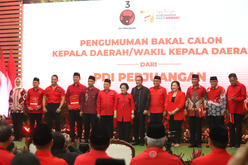 Ketua Umum PDIP Megawati Soekarnoputri resmi mengusung Andika Prakasa di Cawagub Jawa Tengah di Pilkada 2024 (Ashar/SinPo.id)