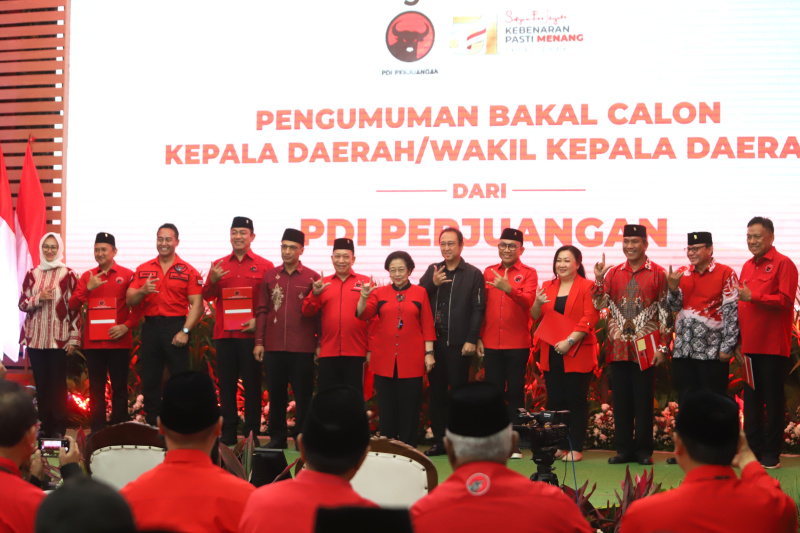 Ketua Umum PDIP Megawati Soekarnoputri resmi mengusung Andika Prakasa di Cawagub Jawa Tengah di Pilkada 2024 (Ashar/SinPo.id)