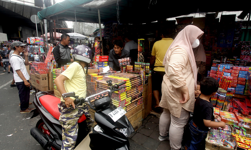 Pasar Esemka dipadati oleh pengunjung yang ingin membeli kembang api jelang tahun baru (Ashar/SinPo.id)