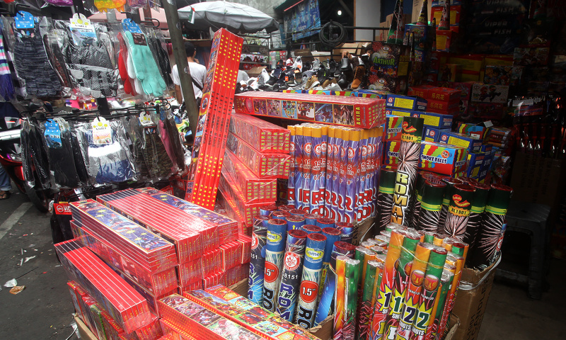 Pasar Esemka dipadati oleh pengunjung yang ingin membeli kembang api jelang tahun baru (Ashar/SinPo.id)