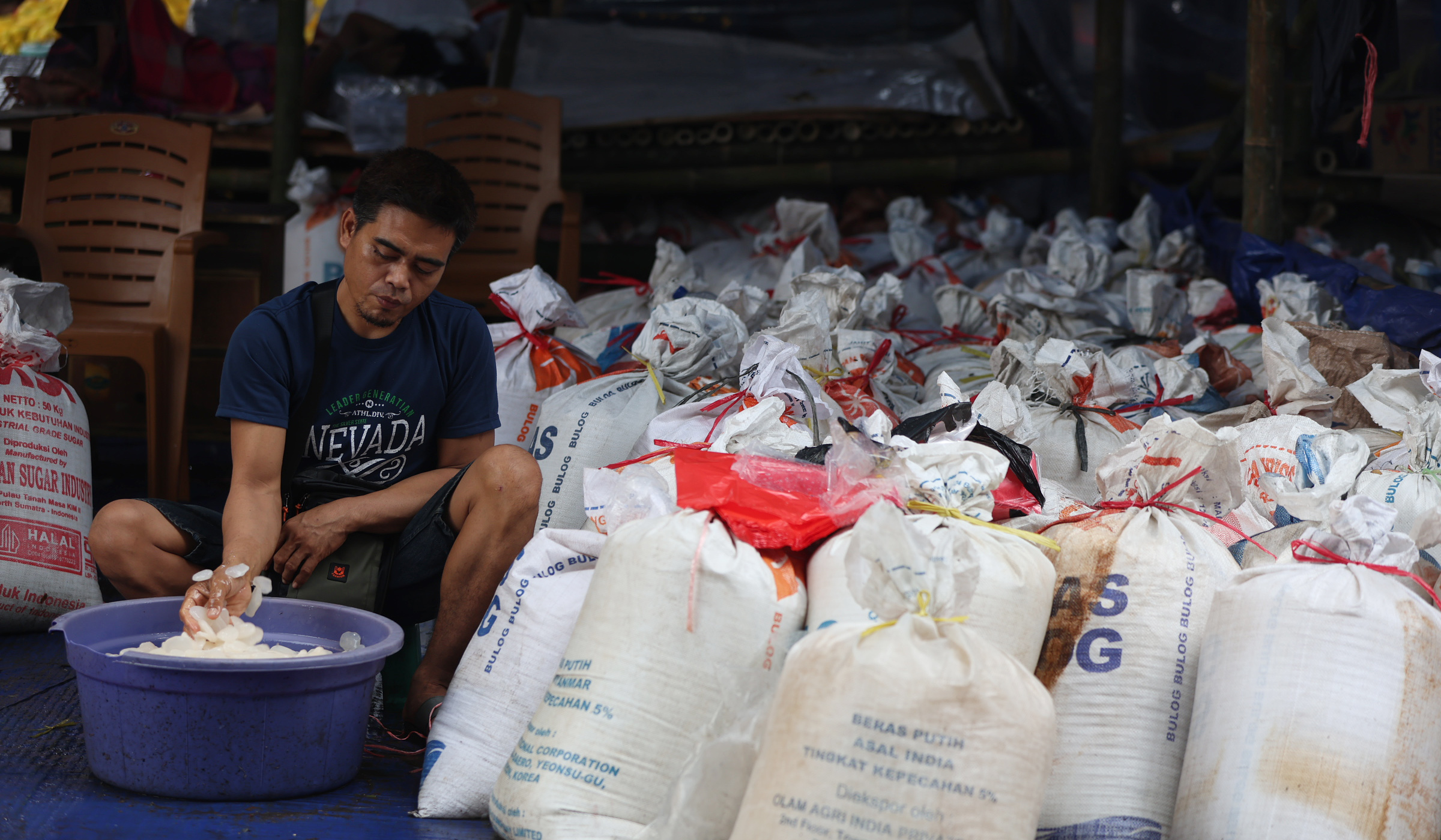 Pedagang kolang kaling di Pasar Induk Kramat Jati. (Agus Priatna/SinPo.id)