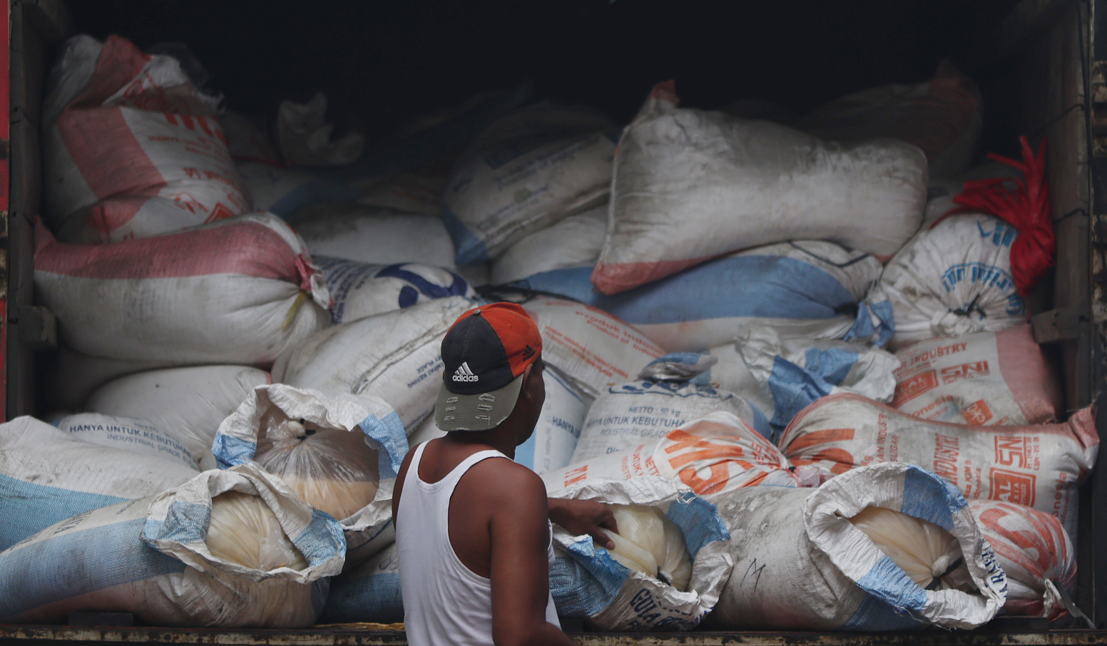 Pedagang kolang kaling di Pasar Induk Kramat Jati. (Agus Priatna/SinPo.id)