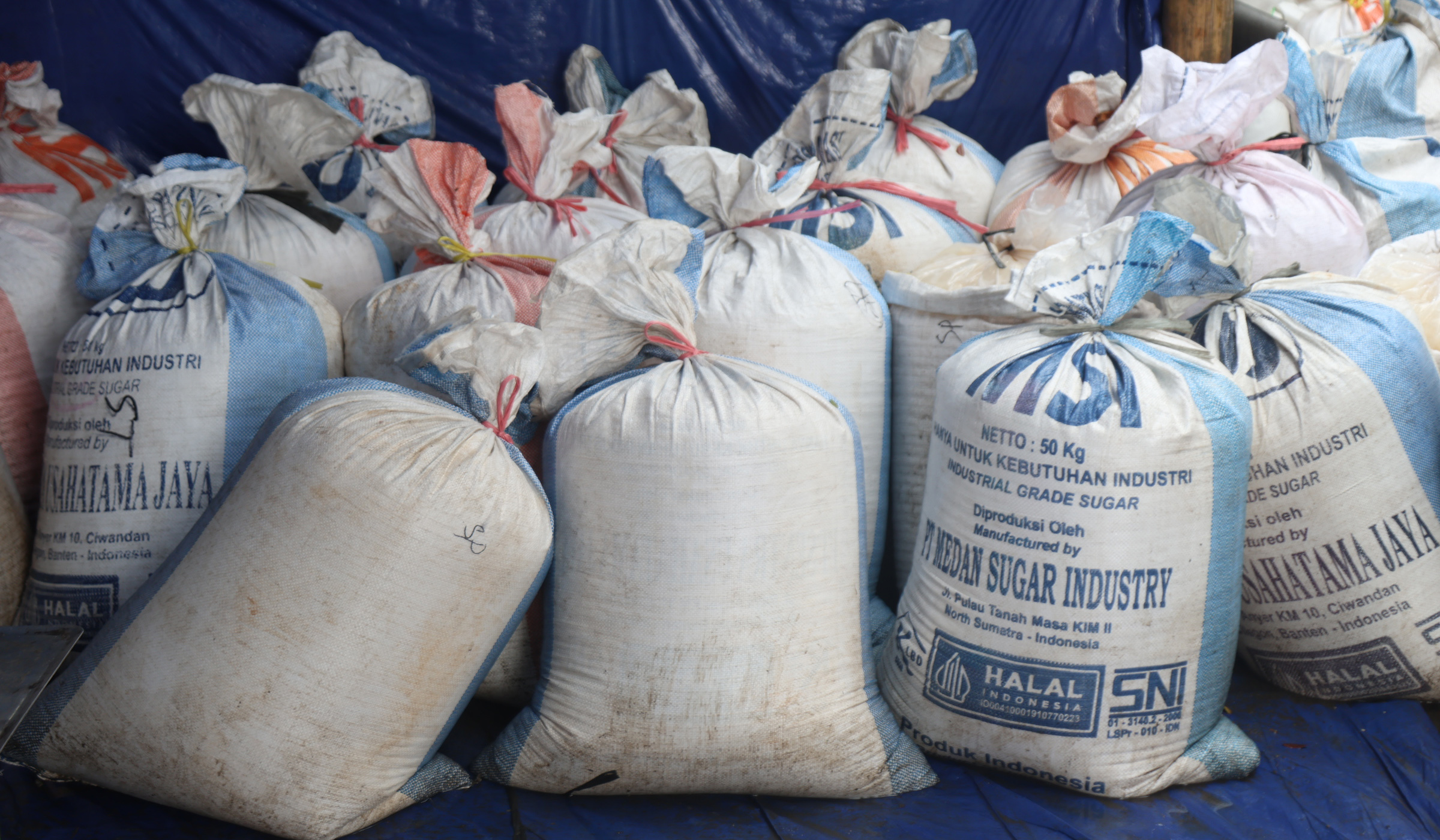 Pedagang kolang kaling di Pasar Induk Kramat Jati. (Agus Priatna/SinPo.id)