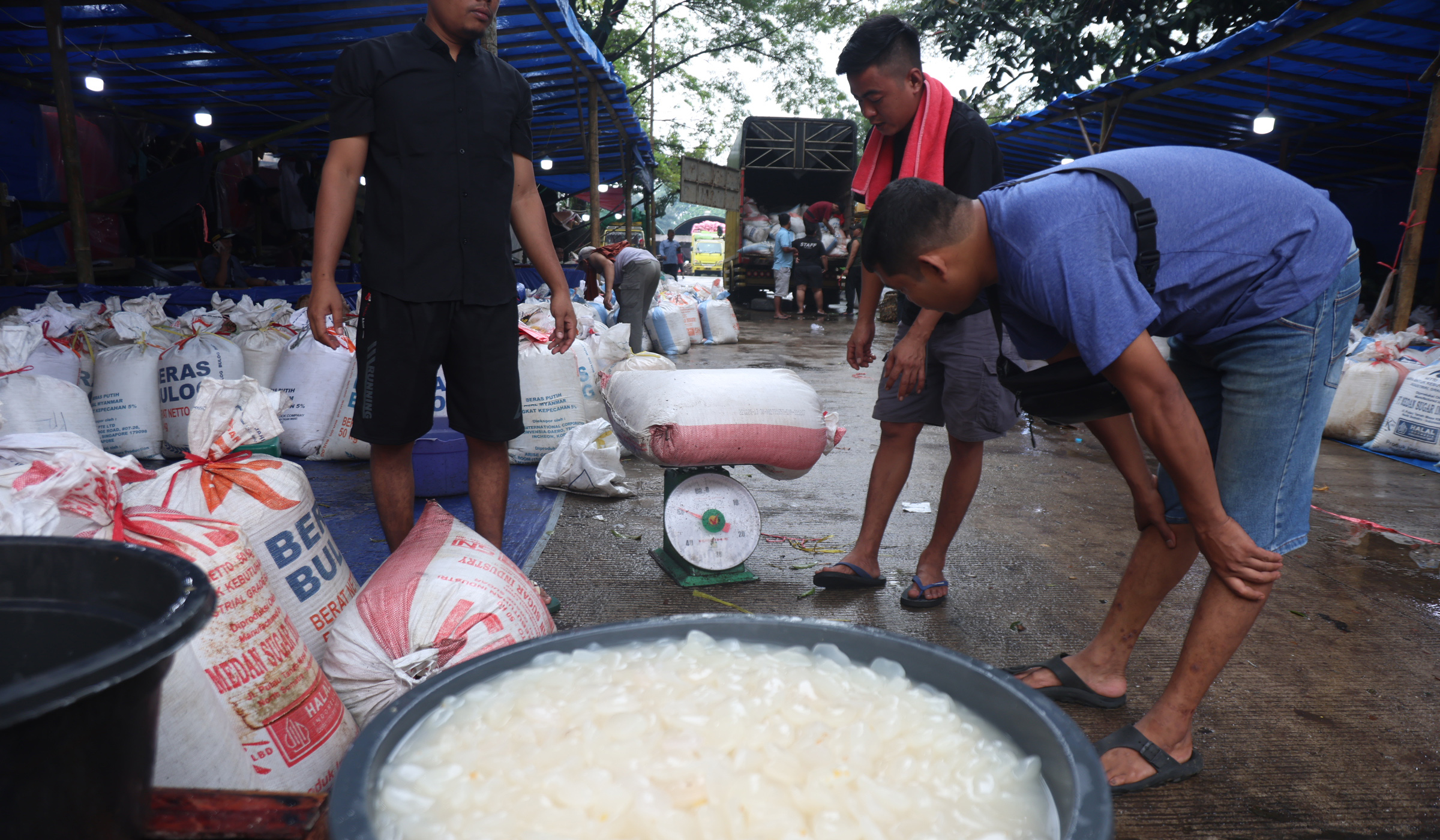 Pedagang kolang kaling di Pasar Induk Kramat Jati. (Agus Priatna/SinPo.id)