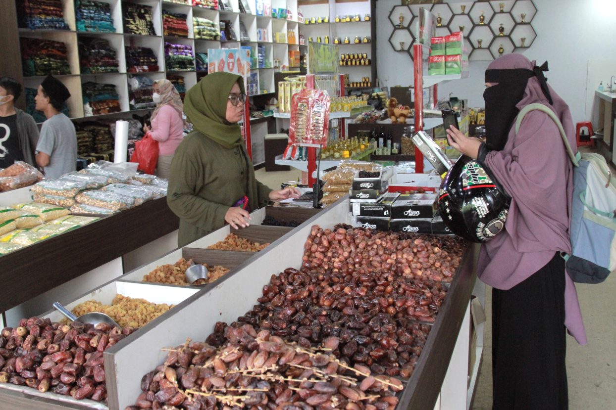 Pedagang kurma dipadati pembeli untuk menu takjil saat berbuka puasa (Ashar/SinPo.id)