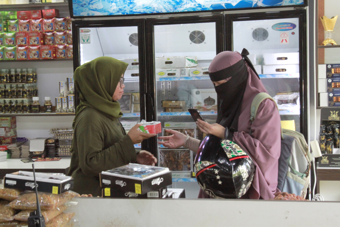 Pedagang kurma dipadati pembeli untuk menu takjil saat berbuka puasa (Ashar/SinPo.id)