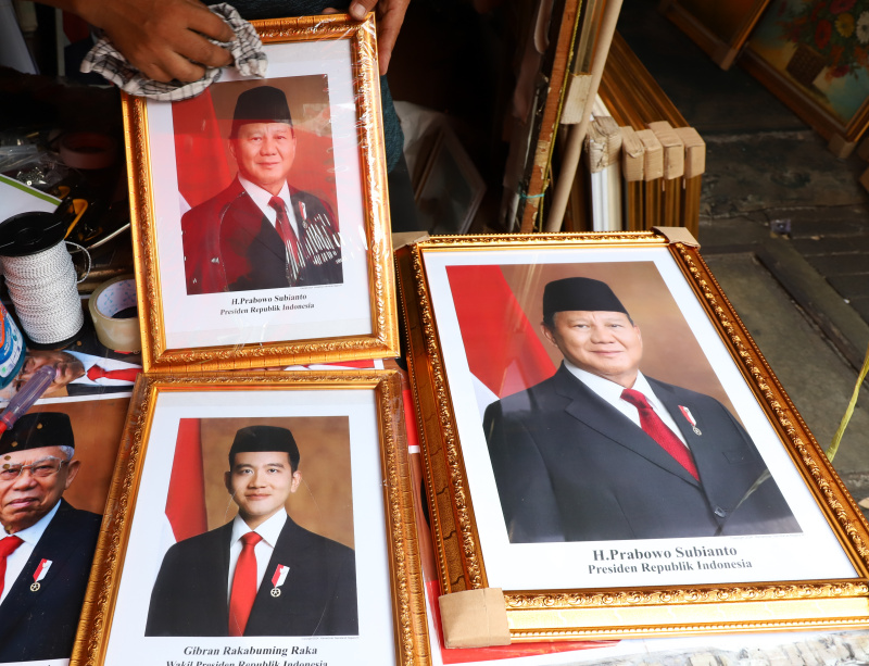 Pedagang mulai jajakan foto Prabowo-Gibran sebagai Presiden terpilih dan Wakil Presiden terpilih di kawasan Pasar Baru (Ashar/SinPo.id)