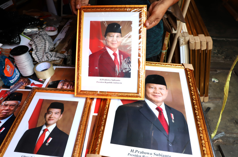 Pedagang mulai jajakan foto Prabowo-Gibran sebagai Presiden terpilih dan Wakil Presiden terpilih di kawasan Pasar Baru (Ashar/SinPo.id)