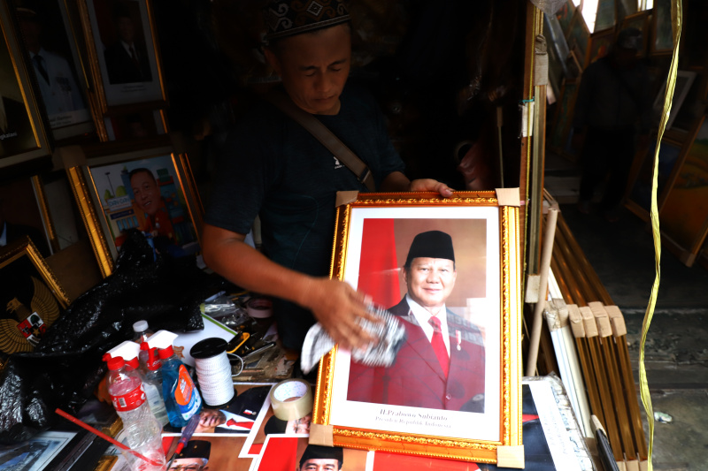 Pedagang mulai jajakan foto Prabowo-Gibran sebagai Presiden terpilih dan Wakil Presiden terpilih di kawasan Pasar Baru (Ashar/SinPo.id)