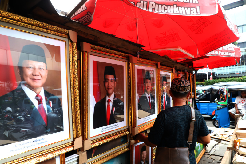 Pedagang mulai jajakan foto Prabowo-Gibran sebagai Presiden terpilih dan Wakil Presiden terpilih di kawasan Pasar Baru (Ashar/SinPo.id)