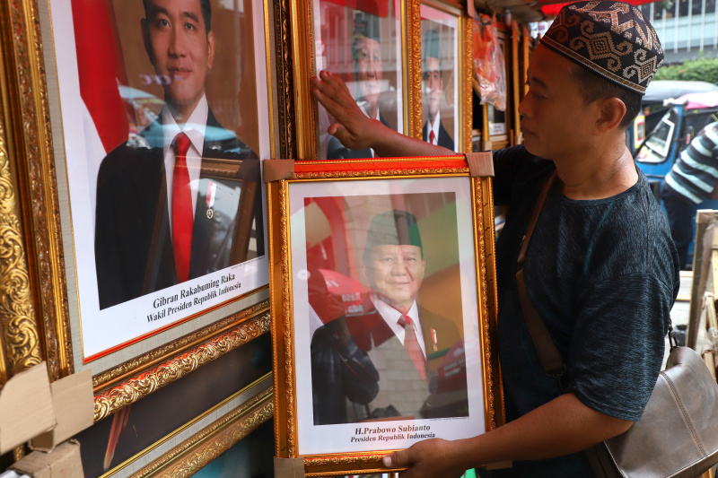 Pedagang mulai jajakan foto Prabowo-Gibran sebagai Presiden terpilih dan Wakil Presiden terpilih di kawasan Pasar Baru (Ashar/SinPo.id)