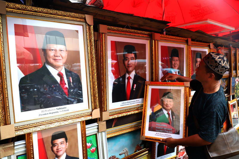 Pedagang mulai jajakan foto Prabowo-Gibran sebagai Presiden terpilih dan Wakil Presiden terpilih di kawasan Pasar Baru (Ashar/SinPo.id)