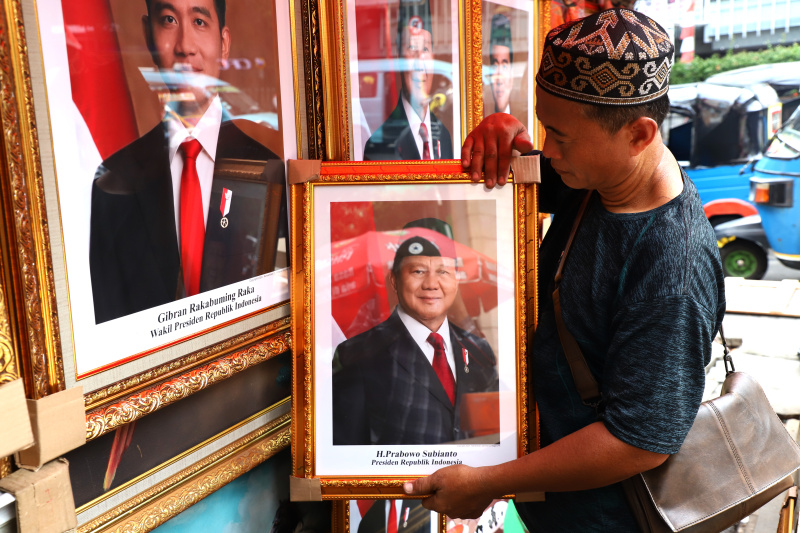 Pedagang mulai jajakan foto Prabowo-Gibran sebagai Presiden terpilih dan Wakil Presiden terpilih di kawasan Pasar Baru (Ashar/SinPo.id)