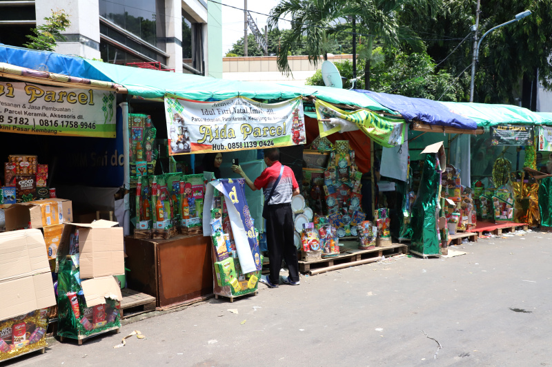 Pedagang Parcel Cikini dipadati pembeli dan orderan menjelang Lebaran Hari Raya Idul Fitri 1445 H (Ashar/SinPo.id)