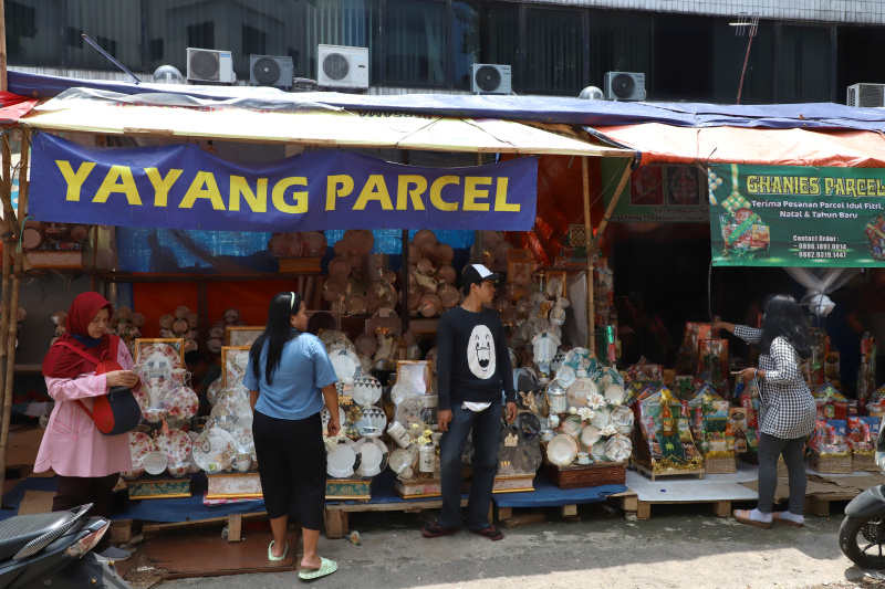Pedagang Parcel Cikini dipadati pembeli dan orderan menjelang Lebaran Hari Raya Idul Fitri 1445 H (Ashar/SinPo.id)