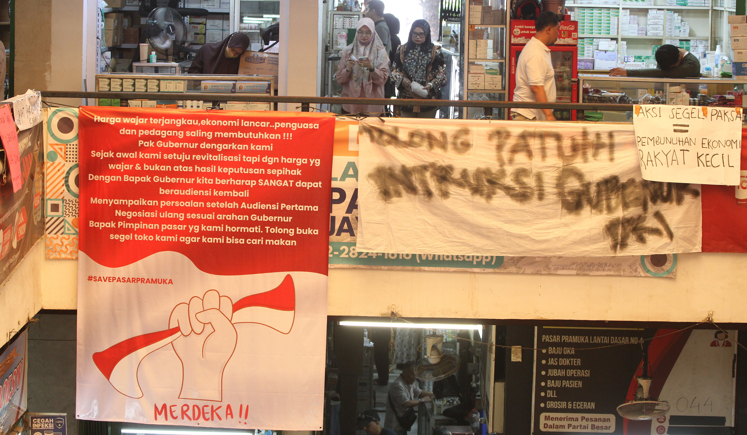 Protes pedagang Pasar Pramuka. (Agus Priatna/SinPo.id)