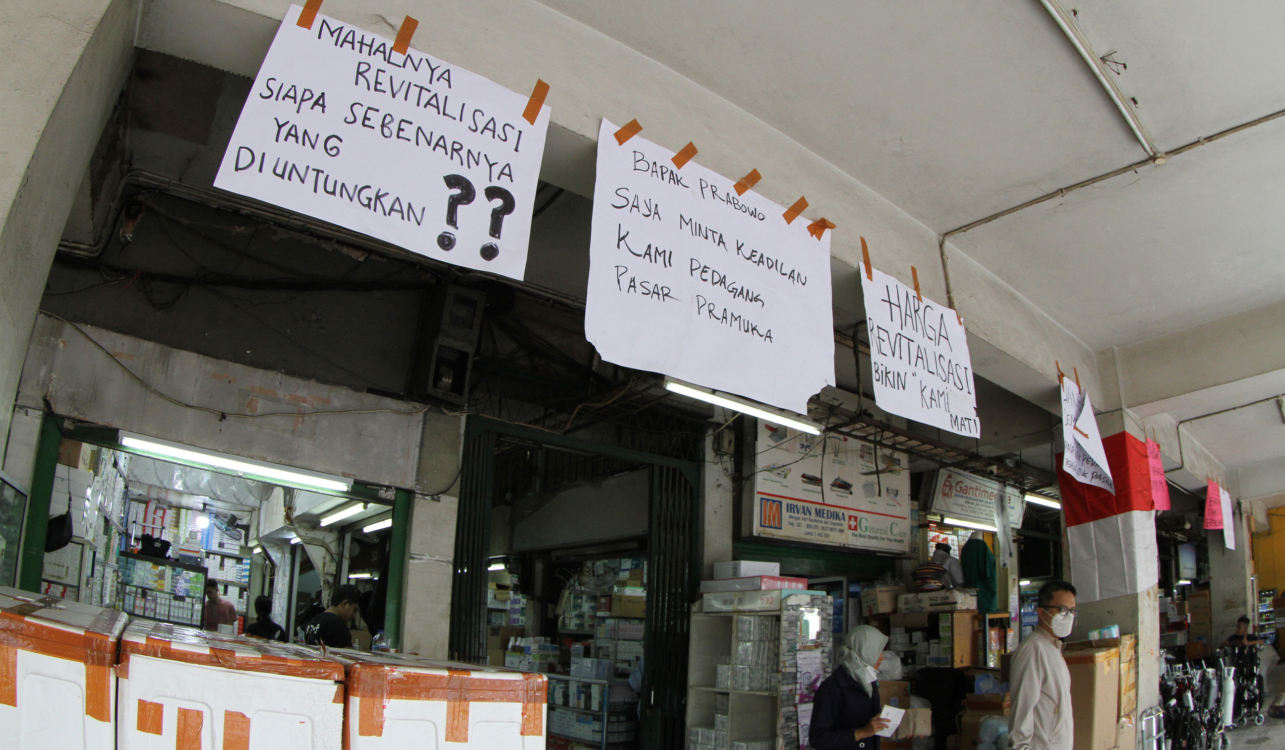 Protes pedagang Pasar Pramuka. (Agus Priatna/SinPo.id)