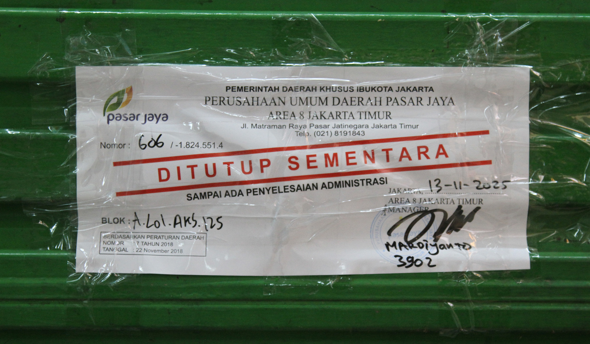 Protes pedagang Pasar Pramuka. (Agus Priatna/SinPo.id)