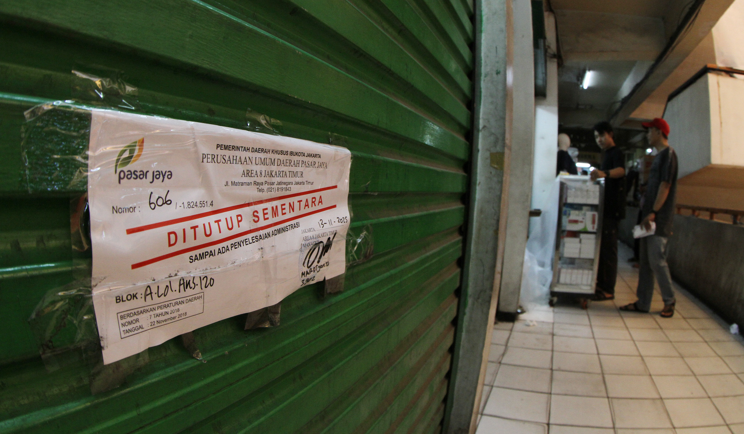 Protes pedagang Pasar Pramuka. (Agus Priatna/SinPo.id)