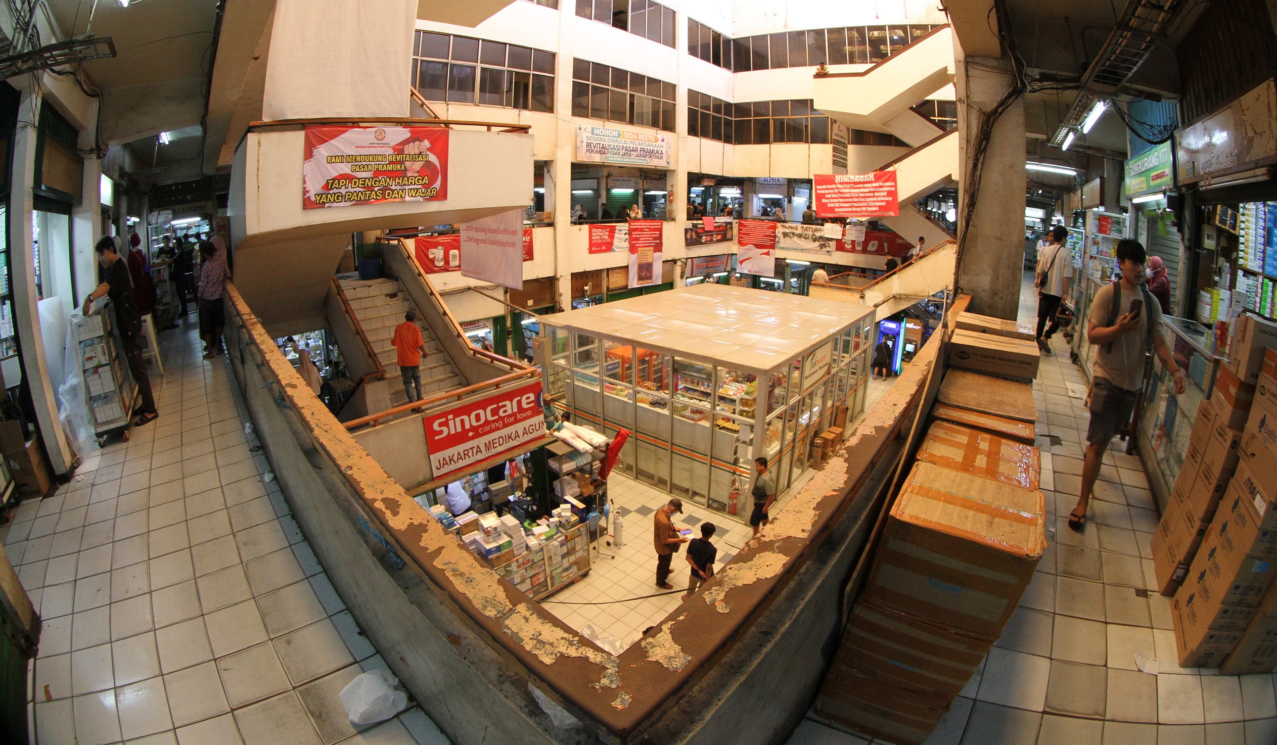 Protes pedagang Pasar Pramuka. (Agus Priatna/SinPo.id)