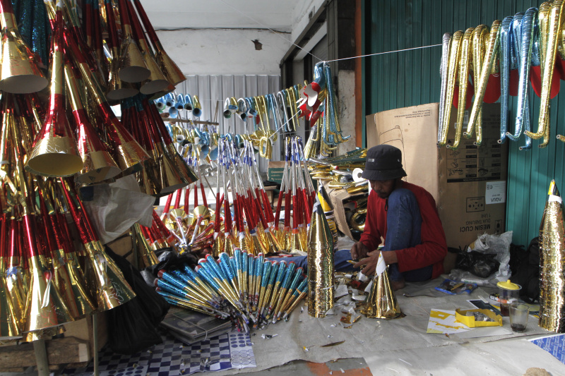 Pedagang terompet musiman yang selalu ada menjelang pergantian tahun di Jakarta (Ashar/SinPo.id)