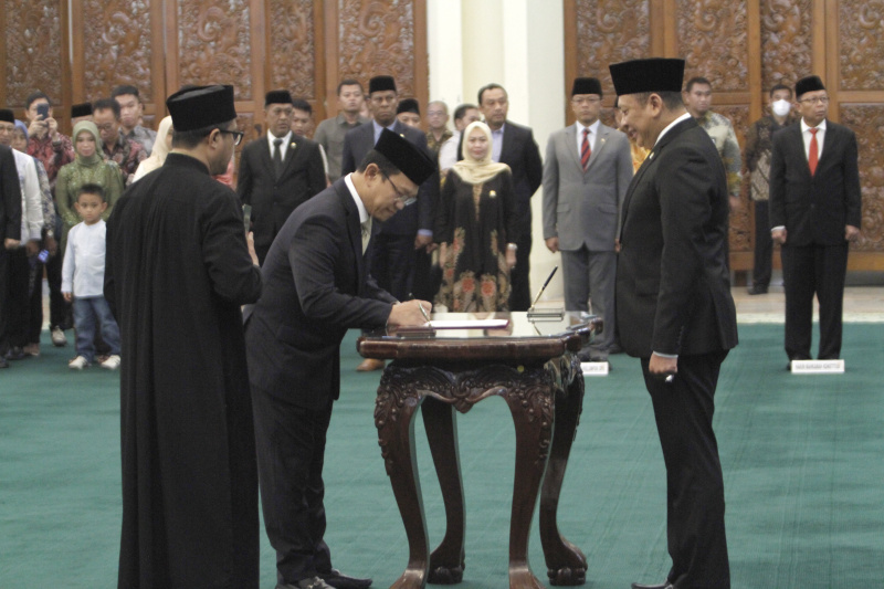 MPR RI gelar upacara pelantikan Wakil Ketua MPR RI Amir Uskara yang menggantikan Asrul Sani yang sekarang menjabat sebagai Hakim Mahkamah Konstitusi (Ashar/SinPo.id)
