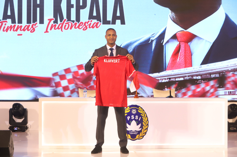 Ketua Umum PSSI Erick Thohir Pelatih Timnas Indonesia resmi diperkenalkan Patrick Kluivert dari Belanda (Ashar/SinPo.id)