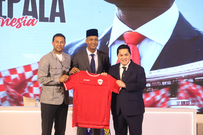 Ketua Umum PSSI Erick Thohir Pelatih Timnas Indonesia resmi diperkenalkan Patrick Kluivert dari Belanda (Ashar/SinPo.id)