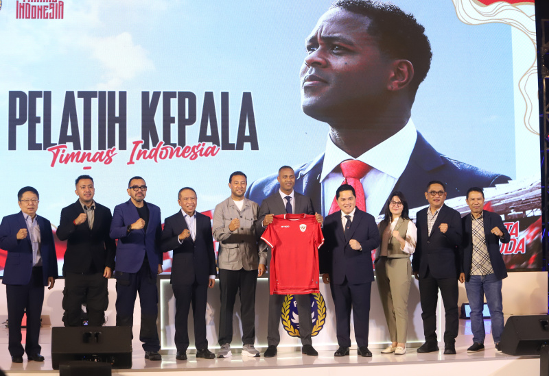 Ketua Umum PSSI Erick Thohir Pelatih Timnas Indonesia resmi diperkenalkan Patrick Kluivert dari Belanda (Ashar/SinPo.id)