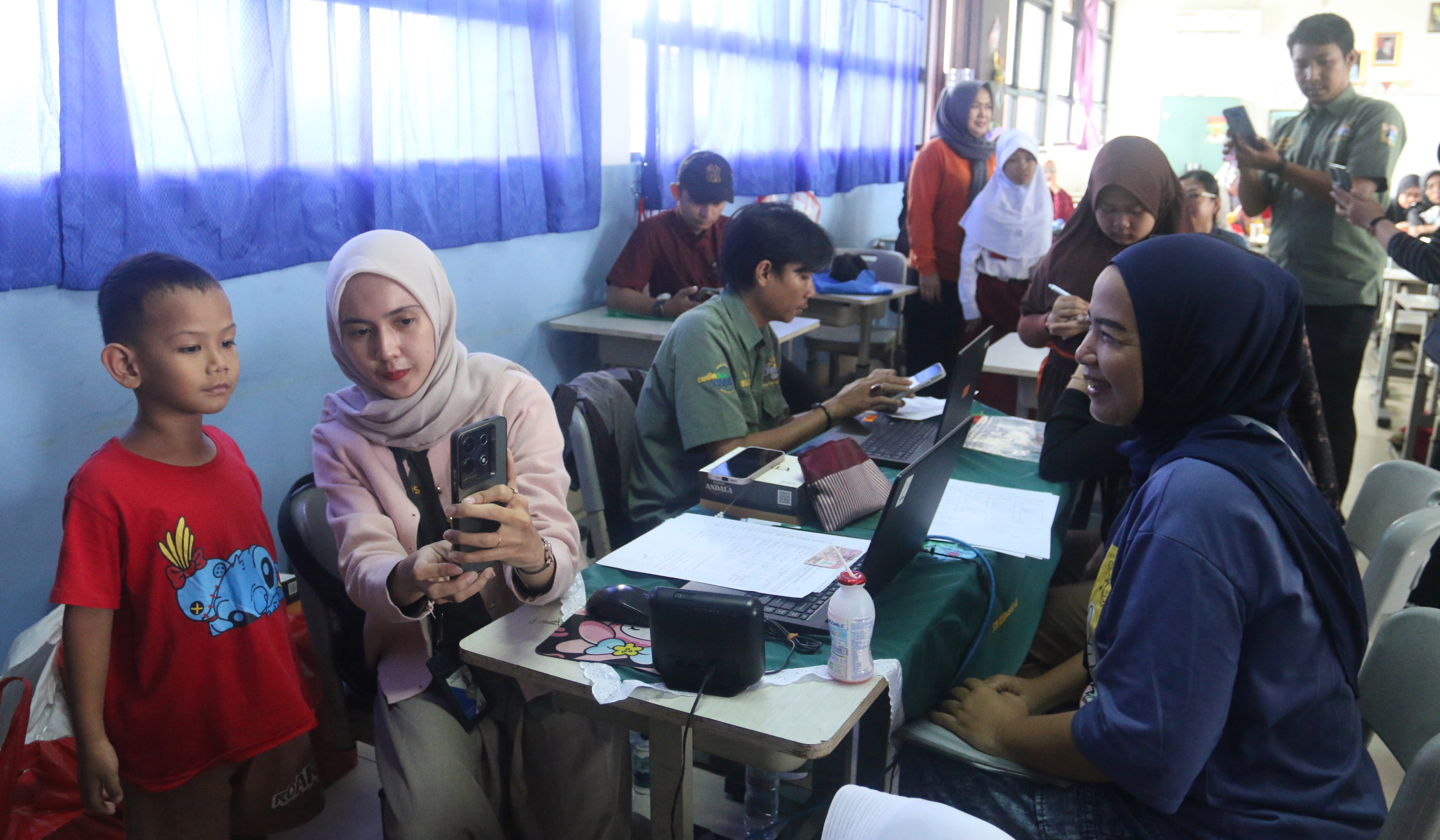 Dukcapil menggelar program Laksana Sultan di SDN 01 Kebagusan. (Agus Priatna/SinPo.id)