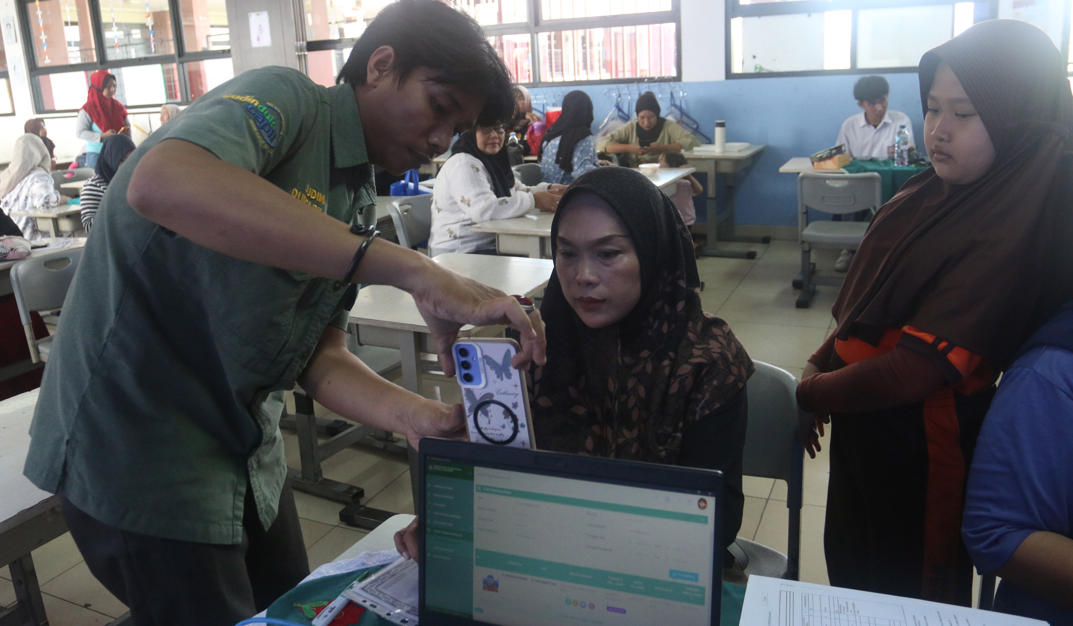 Dukcapil menggelar program Laksana Sultan di SDN 01 Kebagusan. (Agus Priatna/SinPo.id)
