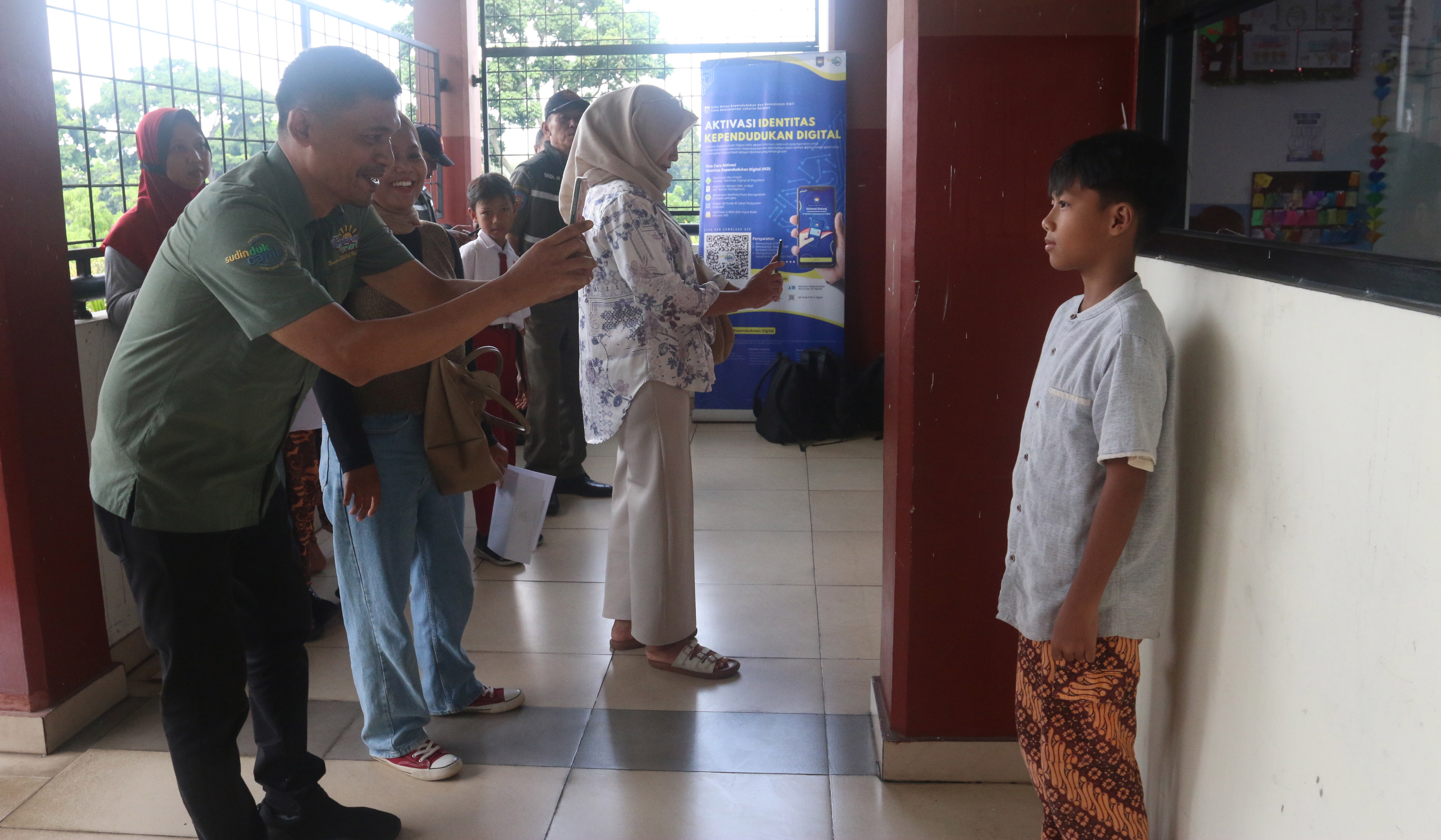 Dukcapil menggelar program Laksana Sultan di SDN 01 Kebagusan. (Agus Priatna/SinPo.id)