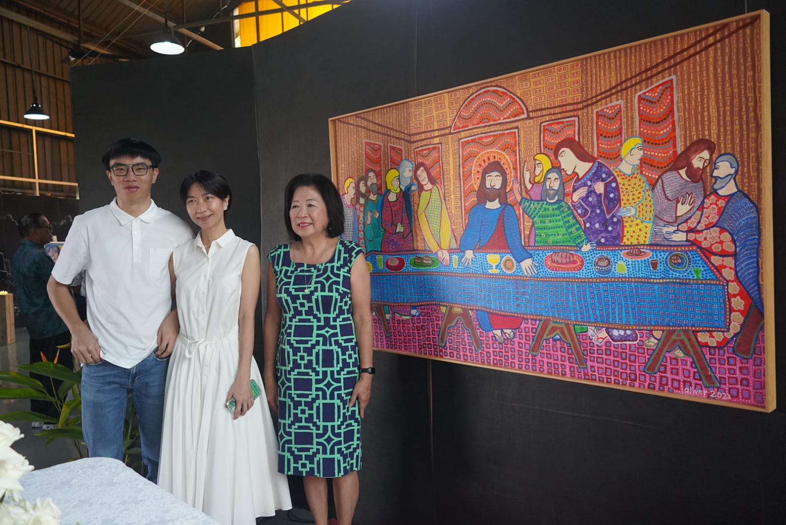 Pelukis muda berbakat Oliver Wihardja gelar pameran lukisan 14 karya yang akan di kirim ke Gereja Singapura (Ashar/SinPo.id)