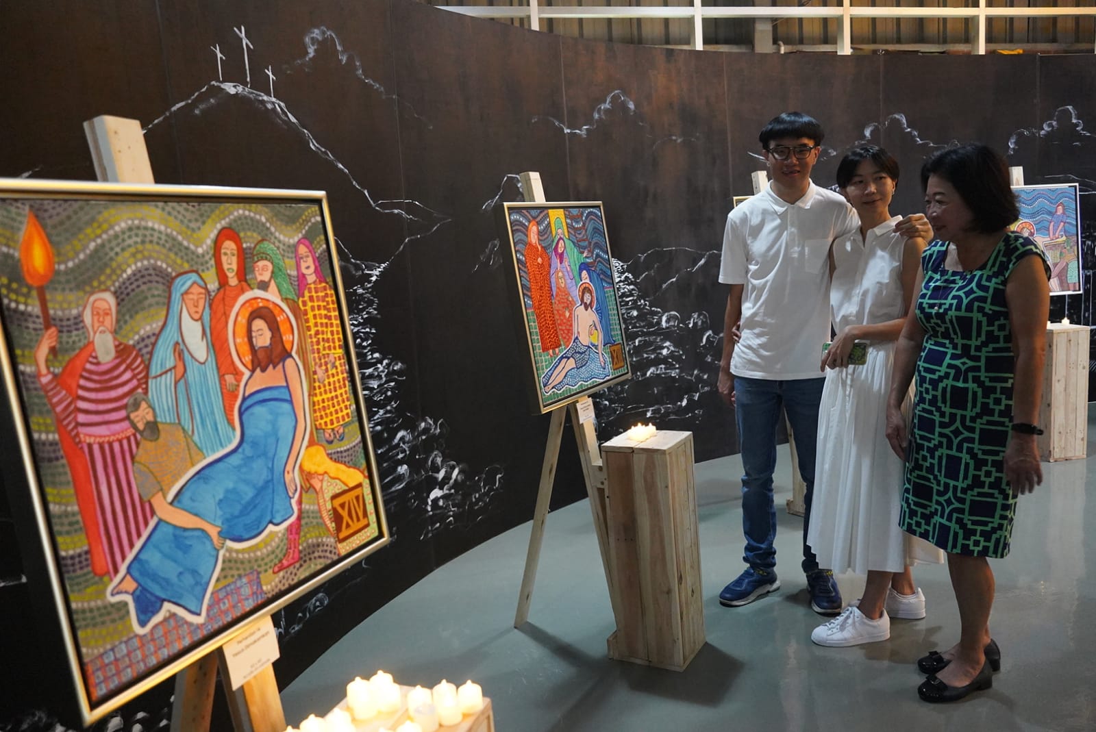 Pelukis muda berbakat Oliver Wihardja gelar pameran lukisan 14 karya yang akan di kirim ke Gereja Singapura (Ashar/SinPo.id)