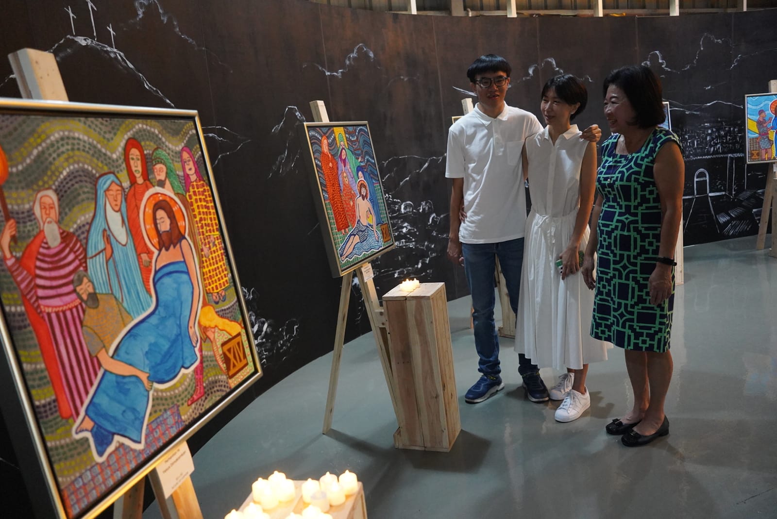 Pelukis muda berbakat Oliver Wihardja gelar pameran lukisan 14 karya yang akan di kirim ke Gereja Singapura (Ashar/SinPo.id)