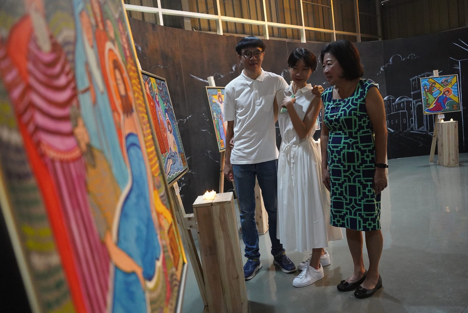 Pelukis muda berbakat Oliver Wihardja gelar pameran lukisan 14 karya yang akan di kirim ke Gereja Singapura (Ashar/SinPo.id)