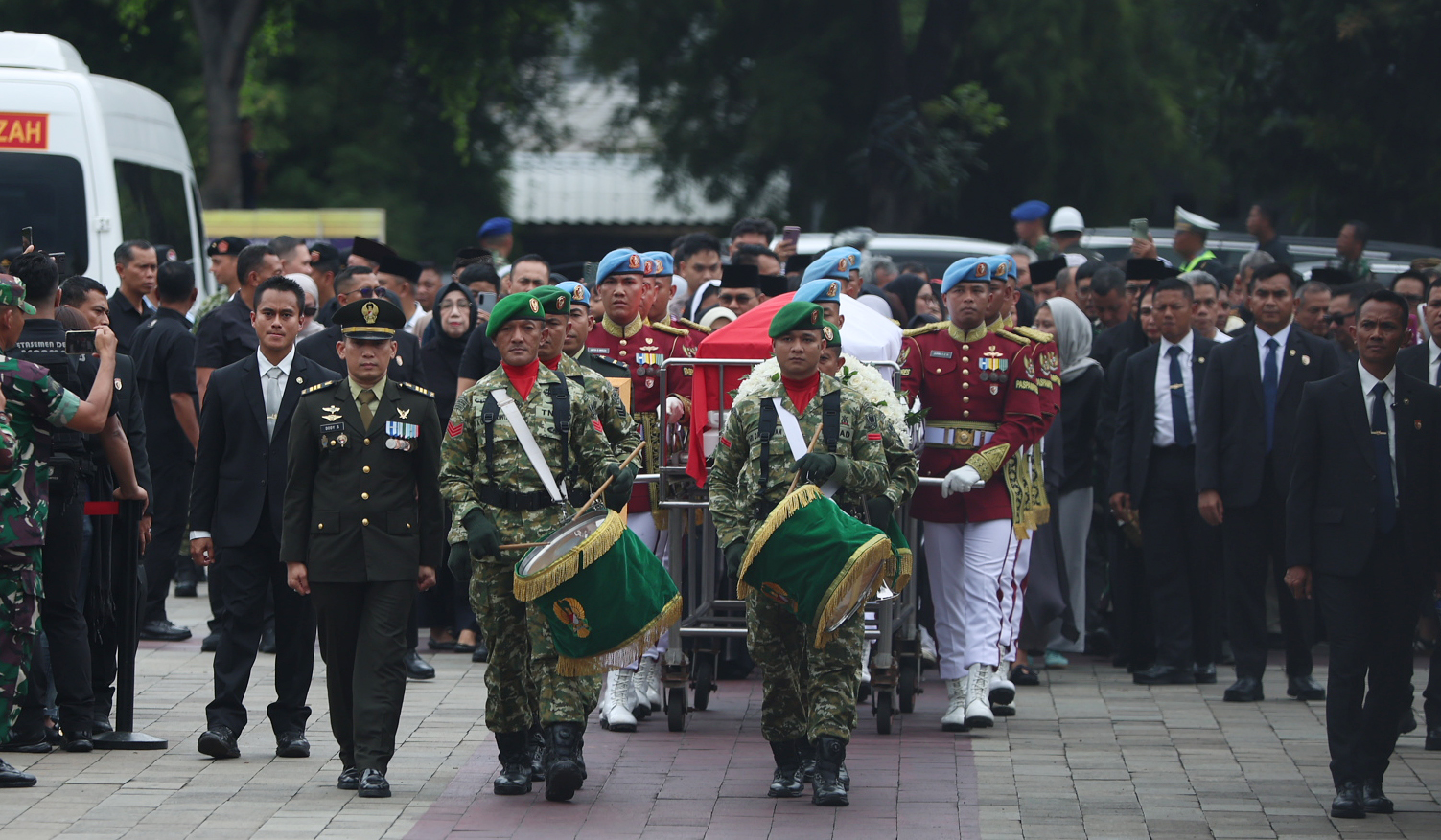 Pemakaman Try Sutrisno. (Agus Priatna/SinPo.id)