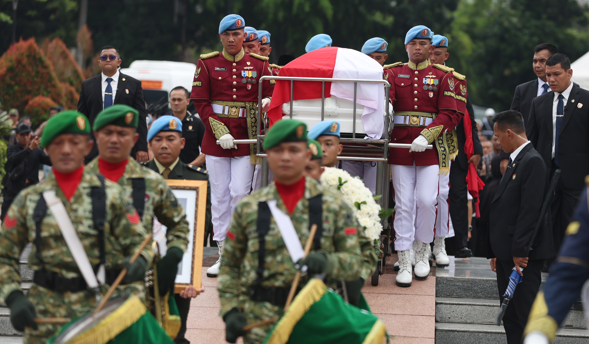 Pemakaman Try Sutrisno. (Agus Priatna/SinPo.id)
