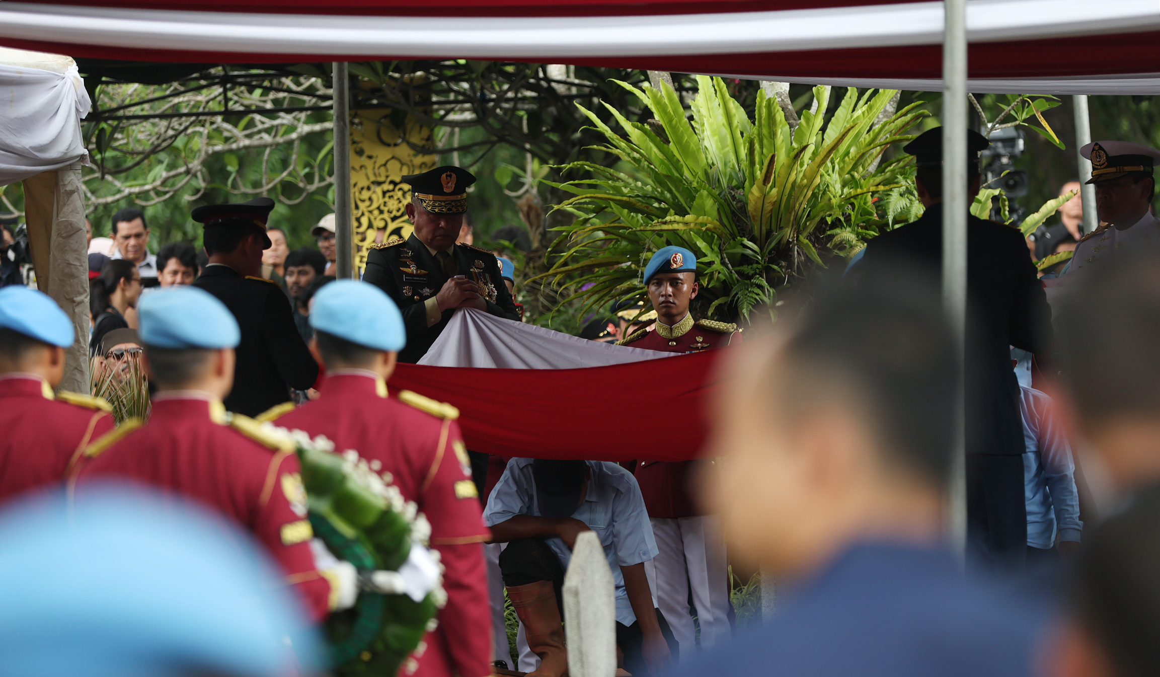 Pemakaman Try Sutrisno. (Agus Priatna/SinPo.id)