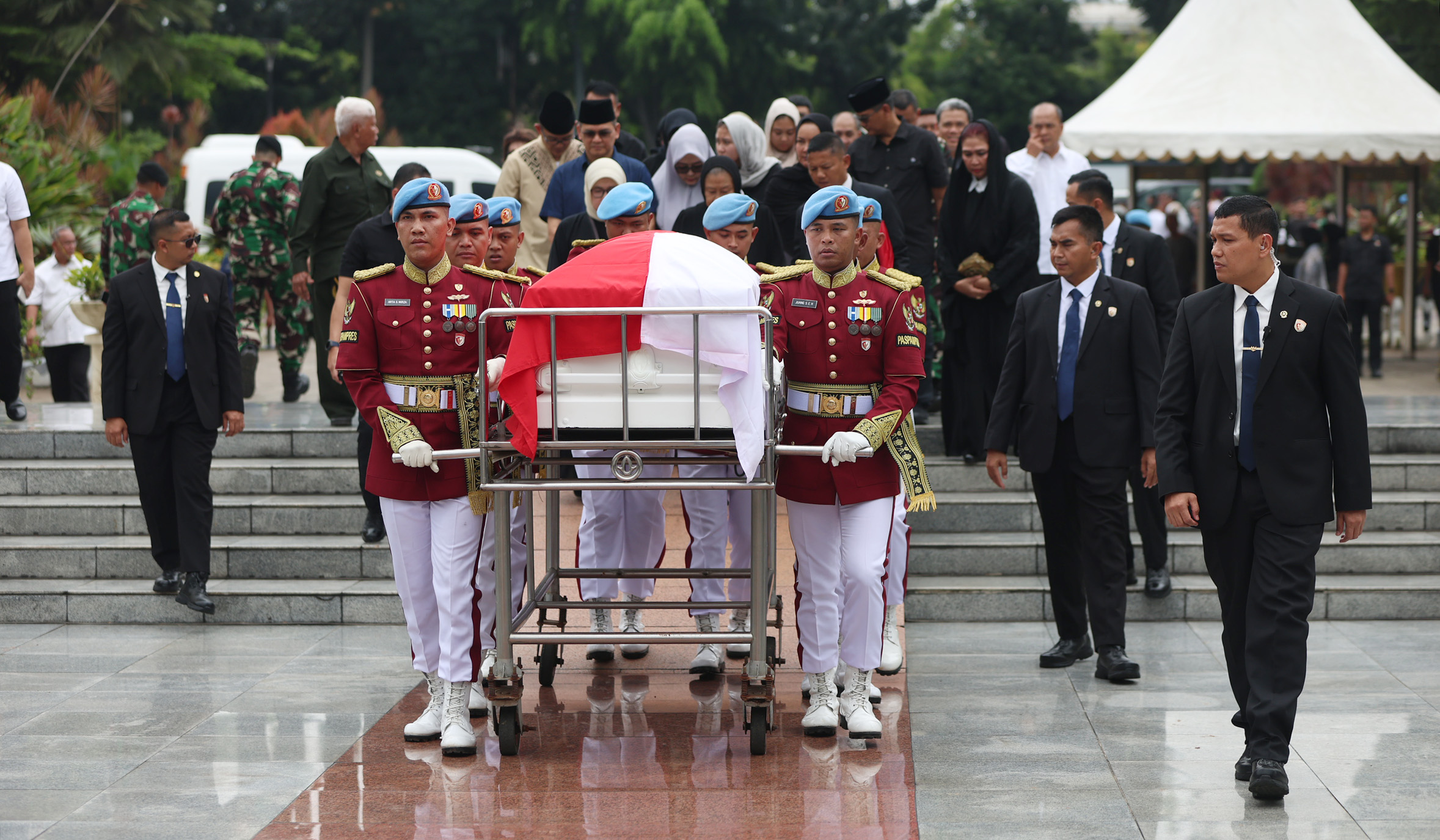 Pemakaman Try Sutrisno. (Agus Priatna/SinPo.id)